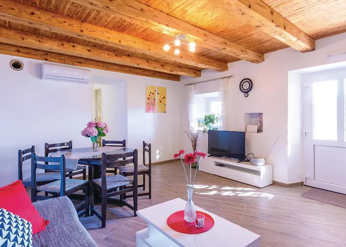 Three-Bedroom Holiday Home In Mrcevo