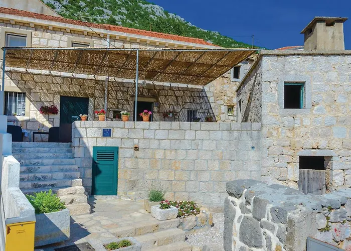 Three-Bedroom Holiday Home In Mrcevo